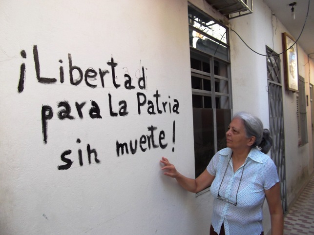 http://www.cubanet.org/wp-content/uploads/2013/03/Martha-Beatriz-frente-a-la-pared-exterior-de-su-antiguo-apartamento-Foto-de-Lucas-Garve.jpg