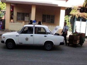 Policia realiza decomiso de mercancia a cuentapropistas