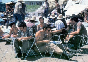 Cubanos reciben su ración de comida en un campo de prisioneros en Granada, en octubre de 1983.