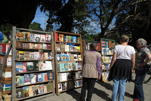 Muy politizada la venta de libros en la mayor librería a cielo abierto, Plaza de Armas, al final de la calle