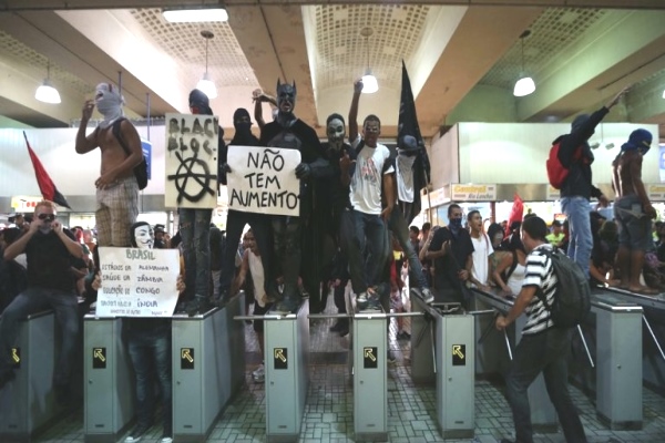 Brasil, manifestantes toman la estacion central de tres de Río de Janeiro