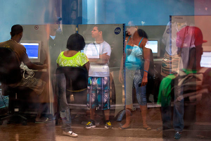 Cubanos buscan acceso a internet_foto de archivo