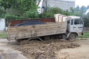 Vista del camión y su carga asfaltica_foto de Ernesto García