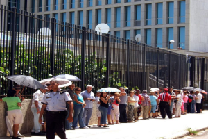 Cola ante la oficina de intereses de Estados Unidos en La Habana_archivo
