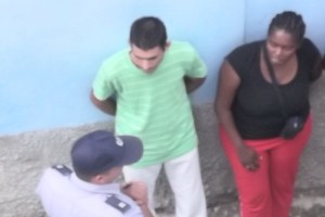 Juliet Michelena y su espos José A Sieres Ramallo durante un arresto_foto cortesía de la autora
