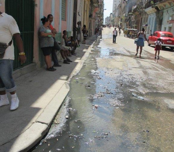 Aguas albañales en calle de Centro Habana (foto del autor)