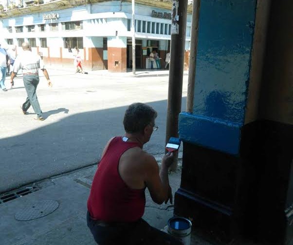Pintando, o mejor, tachando carteles (Foto del autor)