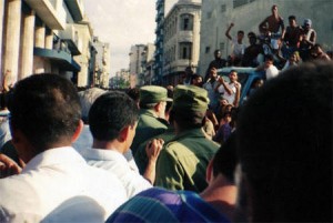 5 de agosto de 1994, Fidel Castro apoyado por los integrantes del Contingente Blas Roca portando palos y cabillas, ponen fin a las protesta conocidas como "El Maleconazo".