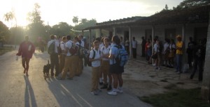 Vista de la Comunidad Las Tosas, Sancti Spíritus. Estudiantes y pueblo.