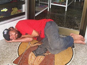 Desde hace varios años muchas personas duerme en los portales de las tienda y edificios de la capital cubana.