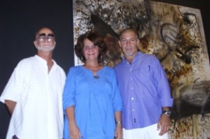 A la derecha el artista junto a Moraima Clavijo Colom y Nelson Herrera Ysla
