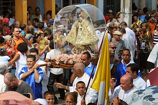 La imagen de la Virgen de la Caridad del Cobre es llevada en una peregrinación (foto tomada de internet)