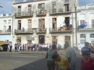 http://www.cubanet.org/wp-content/uploads/2012/01/Edificio-de-Zanja-668-entre-Aramburu-y-Soledad-300x225.jpg