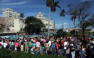 Fila de cubanos esperando para solicitar la ciudadanía española