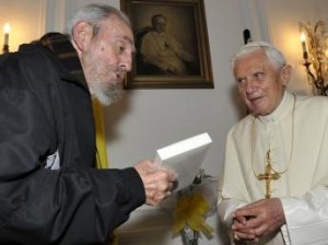 Fidel Castro regalando su libro al Papa Benedicto XVI