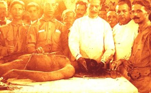 Cap José Fransisco Martí Zayas-Bazán posa junto al cadaver de Evaristo Estenoz- Foto de Leonardo Calvo
