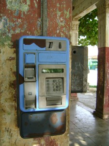 Dos teléfonos públicos, en una esquina de Playa - Foto de David Canela