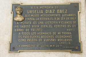 Tarja de bronce en homenaje a la terrorista Urselia Díaz 