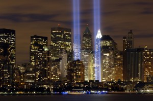 El "Tributo de Luz" es memorial en recuerdo de los acontecimientos del 11 de septiembre de 2001. Las dos torres de luz se componen de dos bancos de focos de alta potencia que apuntan hacia arriba de un lote junto a la Zona Cero. Esta foto fue tomada desde el Liberty State Park, NJ, 11 de septiembre, el quinto aniversario del 9/11. (Foto de la Fuerza Aérea de los EE.UU. / Gould Denise)