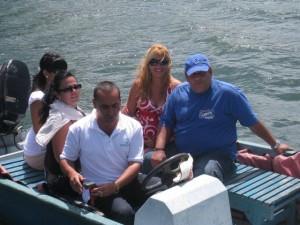 Vicepresidente Marino Murillo, con la gorra azul, con su hija de vacaciones en Cuba