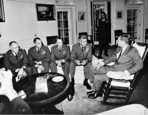 El presidente Kennedy reunido en la Oficina Oval con el general Curtis LeMay y los pilotos de reconocimiento que volaron sobre las instalacionnes de misiles cubanas. A la izquierda, mayor Richard Heyser quien tomó las primeras fotos éreas. Cortesía de la CIA