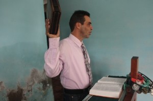 Pastor Antonio Rodriguez- Presidente de pastores por el Cambio , durante una predica en Bayamo