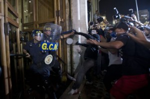  Brasil policia a palos contra los manifestantes