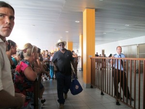 Juan A. Madrazo sale de la terminal 2 despues de recoger sus pertenencias