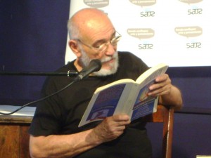 Rafael Alcides leyendo su poesía,  en revista Encuentro