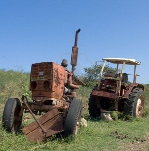 antiguo-tractor-oxidado-ruso-en-una-granja-de-cuba