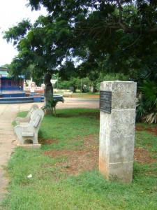 Base del momumento a Lumumba. Al fondo, Sékou Touré