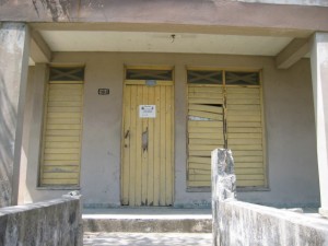 Consultorio médico abandonado en San Miguel del Padrón, La Habana.