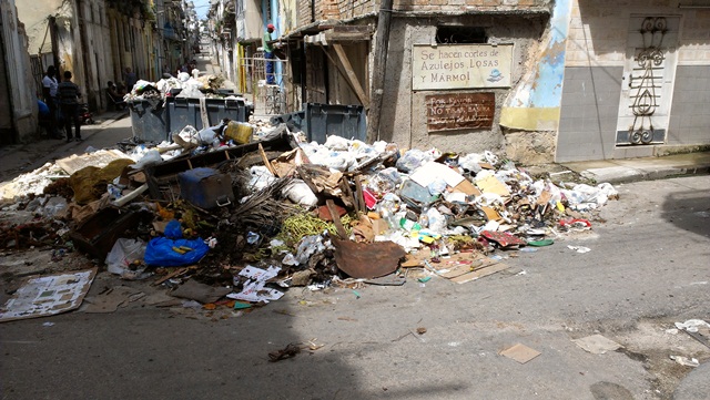 La Habana huele loma de basura en la calle