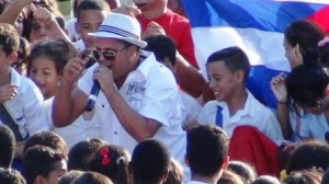 Arnaldo y su Talisman gritan Viva Fidel, foto Lia Villares