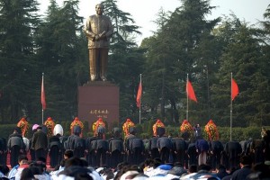 Dirigentes chinos se inclinan ante Mao