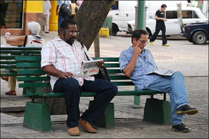 Cubanos leen la prensa oficial