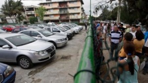 cubanos miran venta de autos