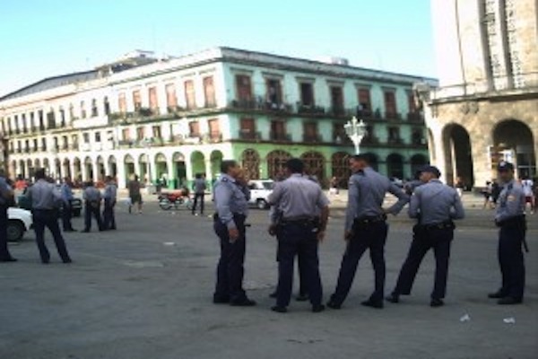 los muertos policias-en-calles-de-La-Habana-