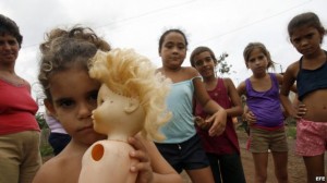 niña juega con muñeca en Pinar del Río