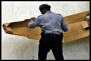 policc3ada-castrista-escondiendo-graffiti-contra-castro