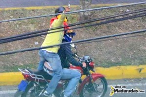 Motorizados oficialistas disparan contra jóvenes, foto tomada de maduradas.com