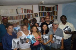 Activistas con la portada nueva de Curazao 24_foto Frank Correa