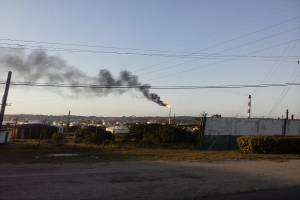 El humo negro de la refinería Ñico López se ve desde muchos puntos de la ciudad_foto de Ernesto García