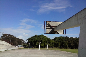 Cancha de básquet deteriorada en el centro José Martí_foto Ernesto García