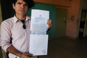 Gorki Águila muestra sus documentos-foto cortesía de la autora