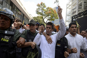 Leopoldo López, líder opositor, al centro de la imagen_foto tomada de Infobae