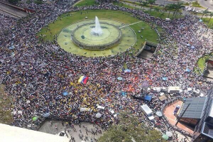 Plaza Venezuela, miércoles al mediodía, internet