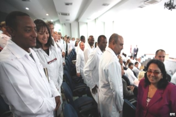 Viceministra de Salud de Brasil, Marcia Cobas, saluda a medicos cubanos en la Universidad de Brasilea