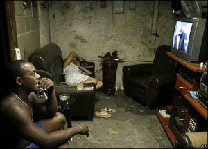 Cubanos frente a la tele-foto tomada de internet