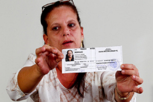 Doctora Ramona Matos muestra sus documentos en Brasil, al solicitar asilo político_foto tomada de internet